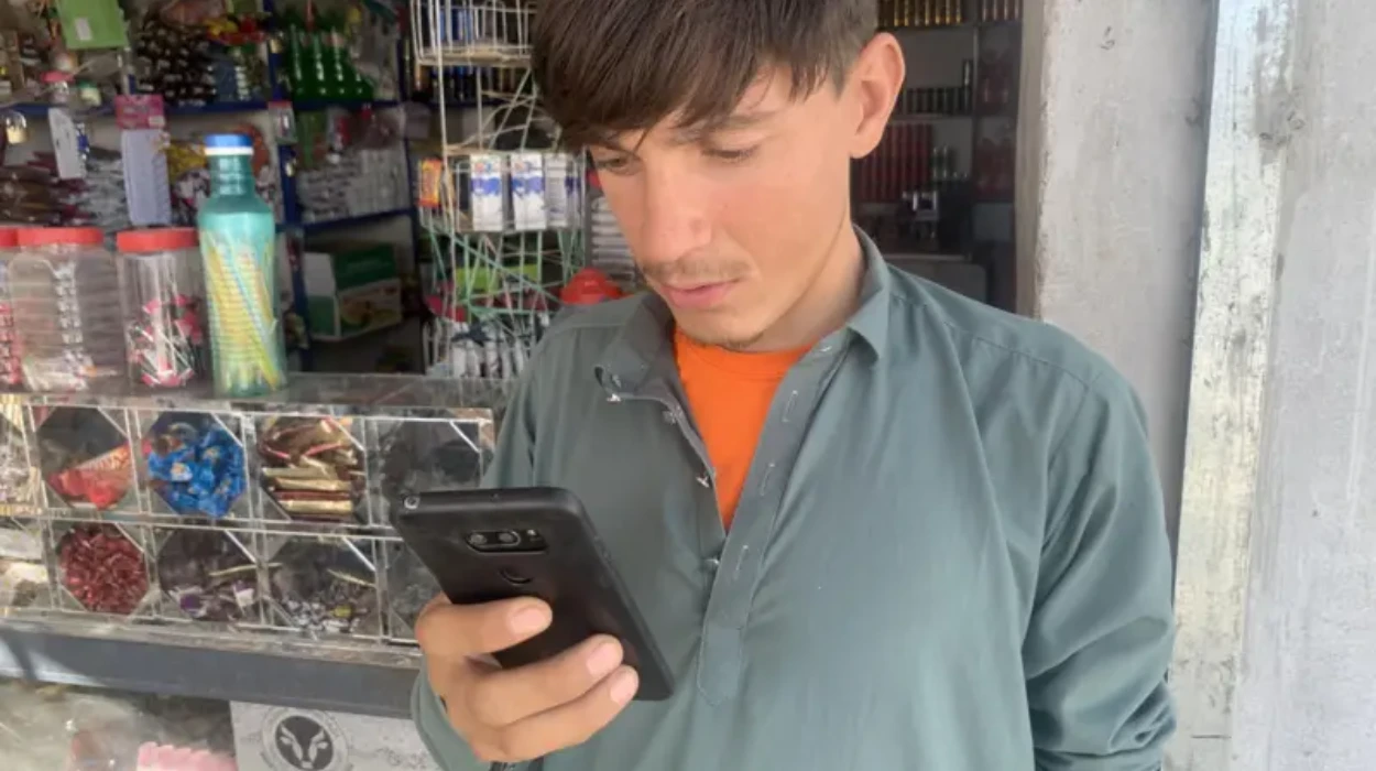 Afghans rejoice as internet returns after Taliban blackout